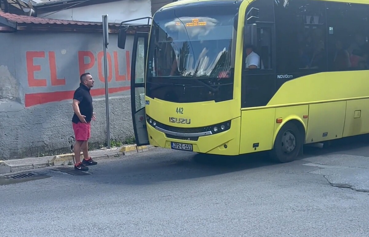 Video Nepropisno Parkirao Automobil Pa Verbalno Napao Voza A Kombija