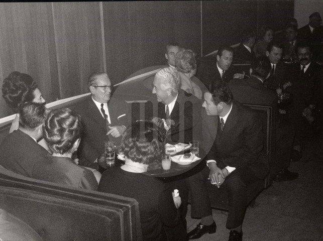I Josip Broz Tito je sjedio u poznatim “kiflama” sa crvenim plišem u Parkuši (sa Jovankom, Džemom Bijedićem, Munirom Mesihovićem).