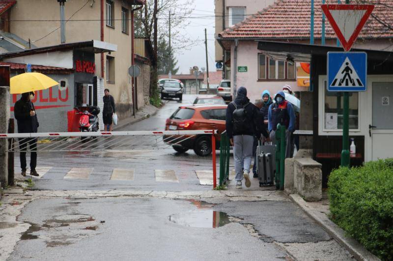 Foto: Izlazak iz karantina u Studentskom domu Bjelave/ Vlada KS