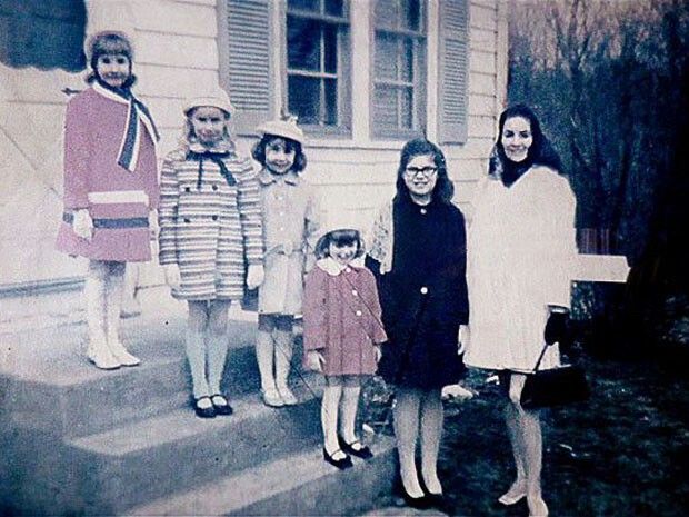 Porodica Perron ispred svoje uklete kuće na Rhode Islandu