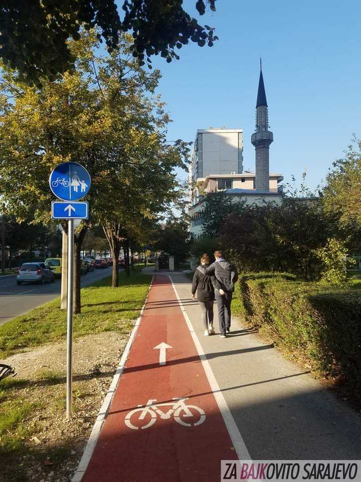 Primjer kako je znak II-50 loše primjenjen, ali pokazuje isti režim kao na Vilsonovom šetalištu (biciklisti i pješaci bi bili razdvojeni uzdužnom linijom)