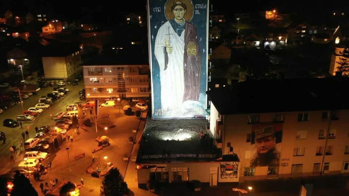 Platnena ikona Svetog Stefana i transparent Ratka Mladića u Foči. Foto: YouTube, screenshot