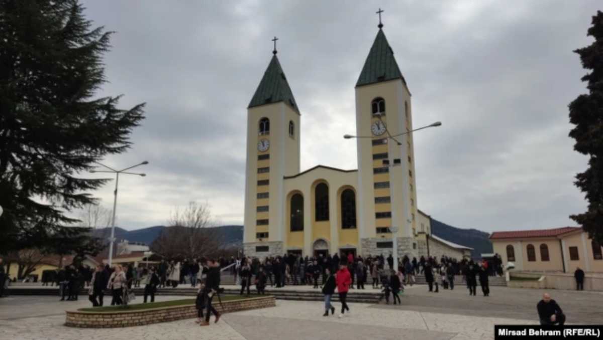 Ukrajinci su u posljednjih nekoliko godina bili među najbrojnijim hodočasnicima u Međugorju (na fotografiji vjernici ispred crkve u Međugorju, mart 2022)