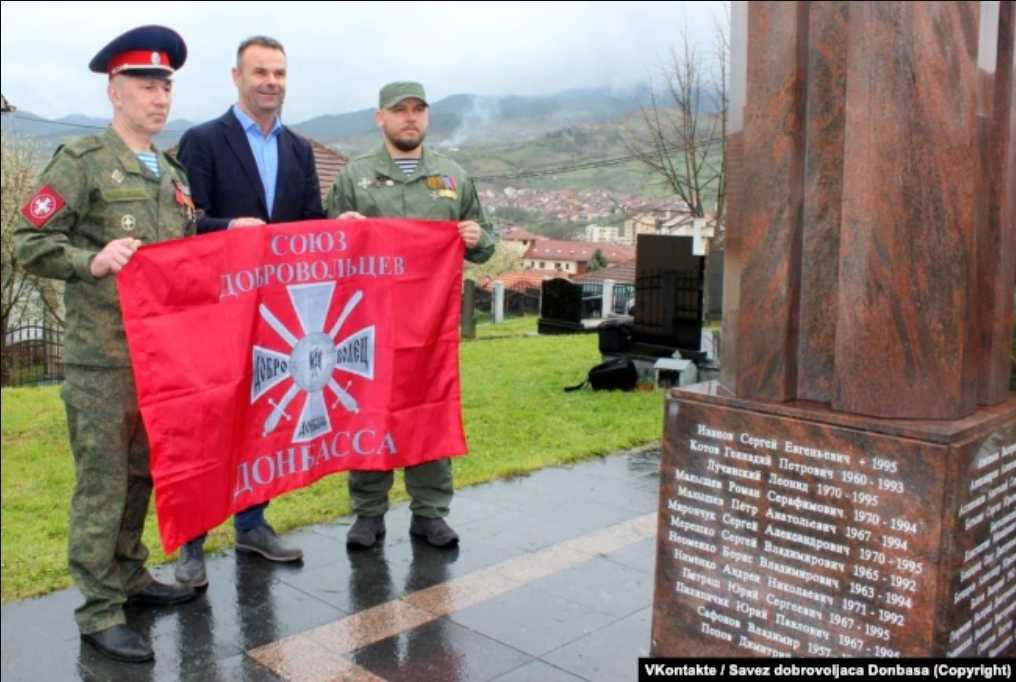 Zaplatin, prvi lijevo, sa zastavom Saveza dobrovoljaca Donbasa u Višegradu, april 2019.