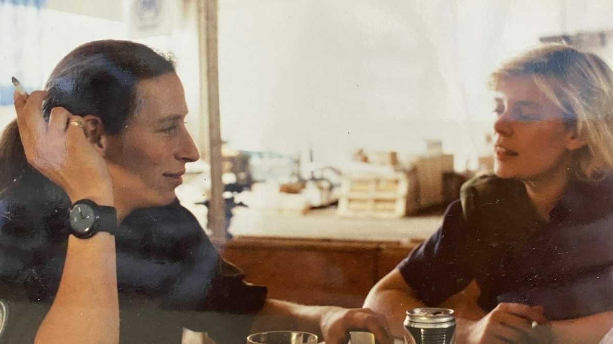 Fiona Lloyd – Davies sa sestrom Vanessom u Sarajevu, 1992.godina. Foto: Fiona Lloyd – Davies, privatna arhiva