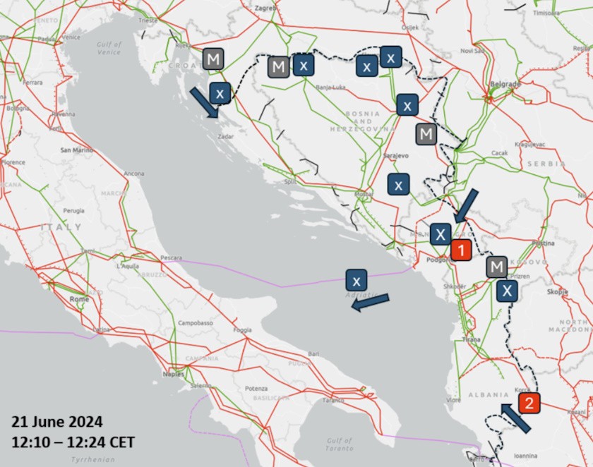 Redoslijed događaja kada je došlo do prekida – dalekovodi M u tom trenutku nisu korišćeni, 1 i 2 su mjesta prvih iskakanja koja su pokrenula domino efekat, x su prekidi do kojih je zatim došlo uslijed kraha napona u regionu, a isprekidana linija je granica između pogođenog područja i ostatka elektroenergetskog sistema Kontinentalne Evrope.