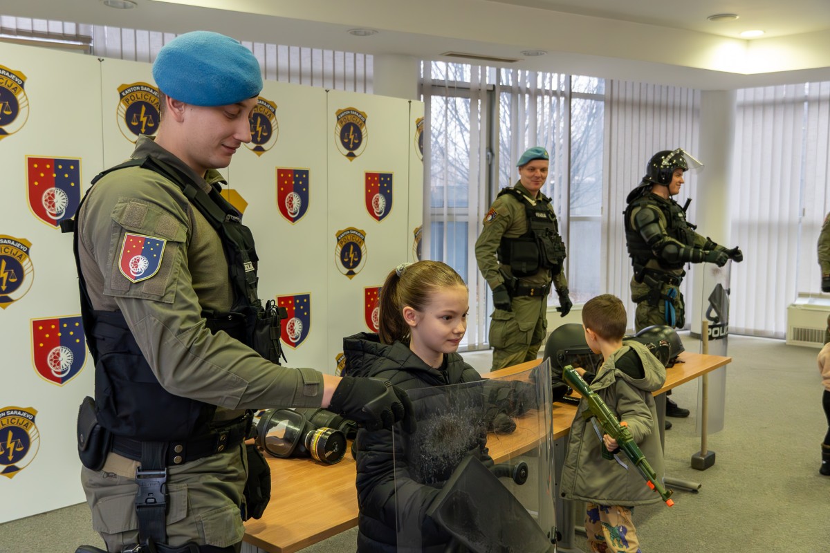 Podjela novodoišnji paketića za djecu oboljelu od raka/ Foto: MUP KS