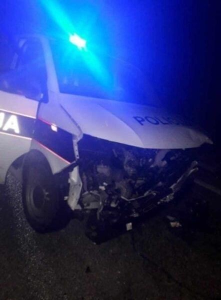 Smrskan policijski automobil/ Foto: Crna Hronika